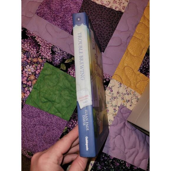 Trouble Brewing by Susan Page Davis-Tearoom Mysteries #9 Guideposts HC 2017 - Picture 2 of 3